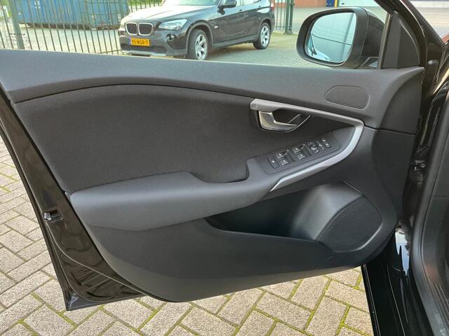 Volvo V40 T3 150PK Momentum Winterpakket/BLUETHOOTH/DEALER ONDERHOUDEN