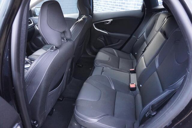 Volvo V40 2.0 T2 Momentum | Nieuw Binnen | Bi-Xenon | Stand Kachel | Stoel verwarming | High Performance audio | Volvo On Call |