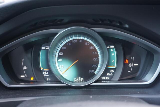 Volvo V40 2.0 T2 Momentum | Nieuw Binnen | Bi-Xenon | Stand Kachel | Stoel verwarming | High Performance audio | Volvo On Call |
