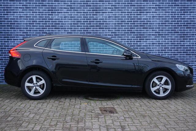 Volvo V40 2.0 T2 Momentum | Nieuw Binnen | Bi-Xenon | Stand Kachel | Stoel verwarming | High Performance audio | Volvo On Call |