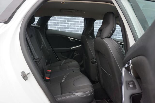 Volvo V40 1.5 T2 Kinetic | Trekhaak | Bi-Xenon | Stoelverwarming | Navigatie | Bluetooth |