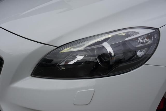 Volvo V40 1.5 T2 Kinetic | Trekhaak | Bi-Xenon | Stoelverwarming | Navigatie | Bluetooth |