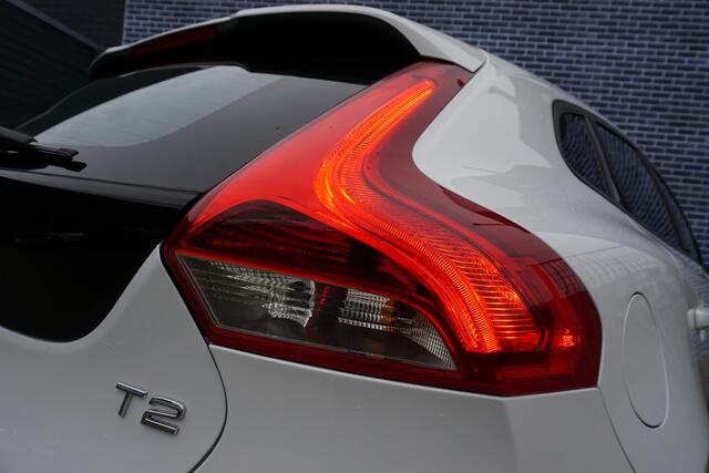 Volvo V40 1.5 T2 Kinetic | Trekhaak | Bi-Xenon | Stoelverwarming | Navigatie | Bluetooth |