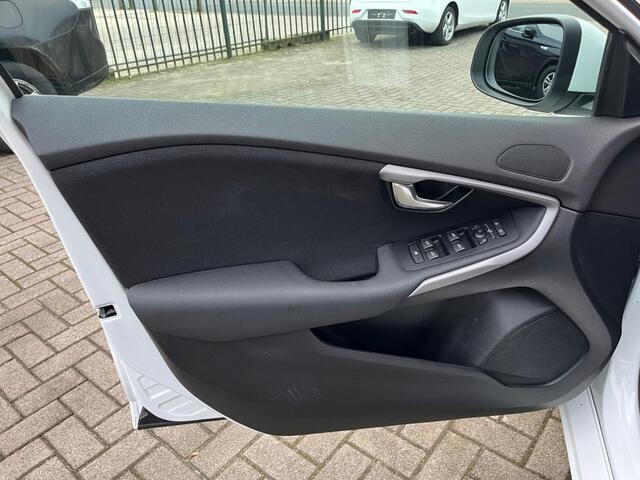 Volvo V40 Volvo V40 2.0 T2 122PK Onderhoudshistorie/PDC/Bluetooth/Navi