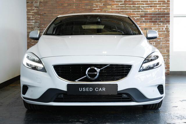 Volvo V40 T2 R-Design | Parkeercamera | Parkeersensoren voor + achter | Climate control | Cruise Control | Stoelverwarming | Verwarmbare voorruit | Dealer onderhouden |