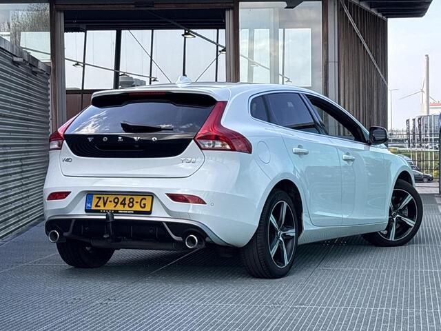 Volvo V40 1.5 T3 Polar+ Sport Automaat, R-design, Panoramadak, Trekhaak, Extra getinte ramen vanaf B-stijl, Harman Kardon audio. Stoelverwarming, Park assist