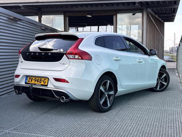 Volvo V40 1.5 T3 Polar+ Sport Automaat, R-design, Panoramadak, Trekhaak, Extra getinte ramen vanaf B-stijl, Harman Kardon audio. Stoelverwarming, Park assist