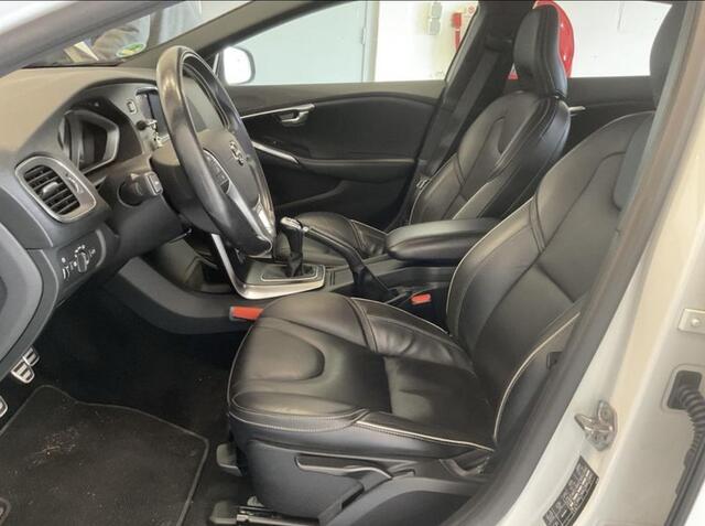 Volvo V40 2.0 T4 Business Sport | Standkachel | Panoramadak | Stoelverwarming | DAB | Lederen bekleding | Getint glas | Parkeercamera | Parkeersensoren V+A |