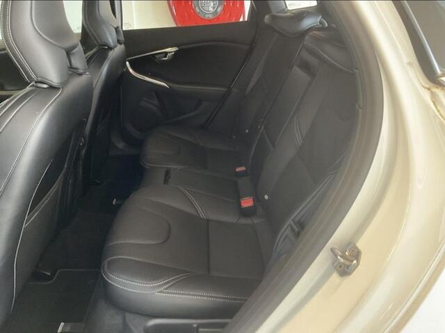 Volvo V40 2.0 T4 Business Sport | Standkachel | Panoramadak | Stoelverwarming | DAB | Lederen bekleding | Getint glas | Parkeercamera | Parkeersensoren V+A |