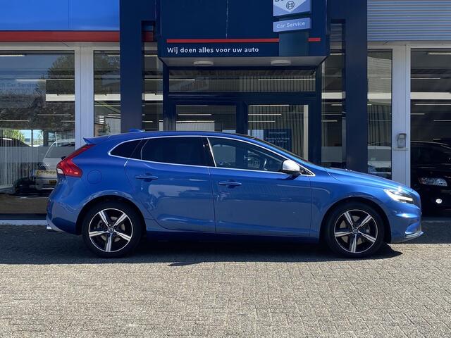 Volvo V40 1.5 T3 Polar+ Sport / Automaat / NL-Auto / Dealer-Onderhouden / 152 PK / Cruise-Control / Climate-Control / Standkachel / Panodak / Keyless / R-Design / Half-Leder & Half-Alcantara / Stoelverwarming / DAB Radio-Bluetooth / Harman-Kardon Audio / LED / PDC 