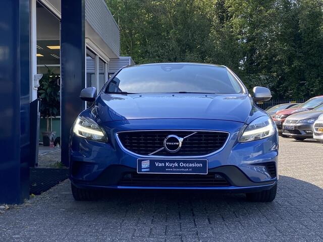 Volvo V40 1.5 T3 Polar+ Sport / Automaat / NL-Auto / Dealer-Onderhouden / 152 PK / Cruise-Control / Climate-Control / Standkachel / Panodak / Keyless / R-Design / Half-Leder & Half-Alcantara / Stoelverwarming / DAB Radio-Bluetooth / Harman-Kardon Audio / LED / PDC 