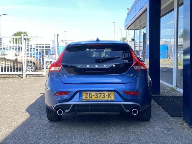 Volvo V40 1.5 T3 Polar+ Sport / Automaat / NL-Auto / Dealer-Onderhouden / 152 PK / Cruise-Control / Climate-Control / Standkachel / Panodak / Keyless / R-Design / Half-Leder & Half-Alcantara / Stoelverwarming / DAB Radio-Bluetooth / Harman-Kardon Audio / LED / PDC 
