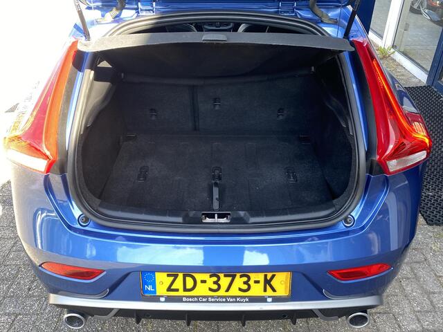 Volvo V40 1.5 T3 Polar+ Sport / Automaat / NL-Auto / Dealer-Onderhouden / 152 PK / Cruise-Control / Climate-Control / Standkachel / Panodak / Keyless / R-Design / Half-Leder & Half-Alcantara / Stoelverwarming / DAB Radio-Bluetooth / Harman-Kardon Audio / LED / PDC 