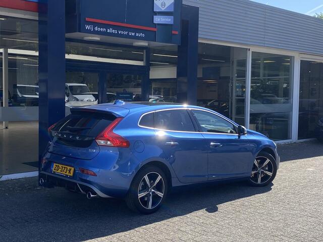 Volvo V40 1.5 T3 Polar+ Sport / Automaat / NL-Auto / Dealer-Onderhouden / 152 PK / Cruise-Control / Climate-Control / Standkachel / Panodak / Keyless / R-Design / Half-Leder & Half-Alcantara / Stoelverwarming / DAB Radio-Bluetooth / Harman-Kardon Audio / LED / PDC 