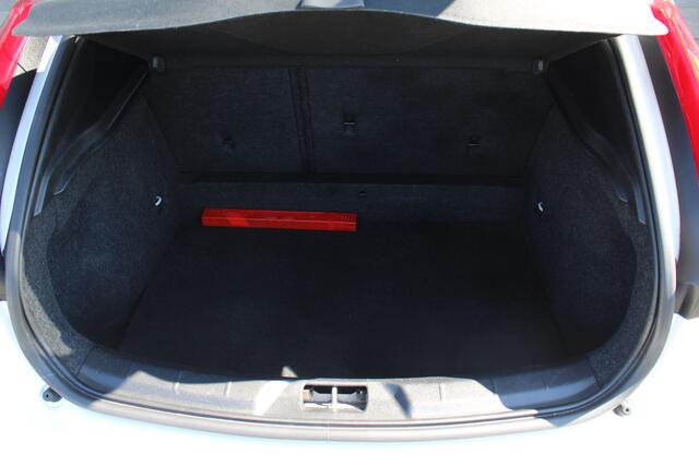 Volvo V40 T3 Automaat Polar+ Sport | Verw. Voorstoelen | Panoramadak | Keyless | DAB