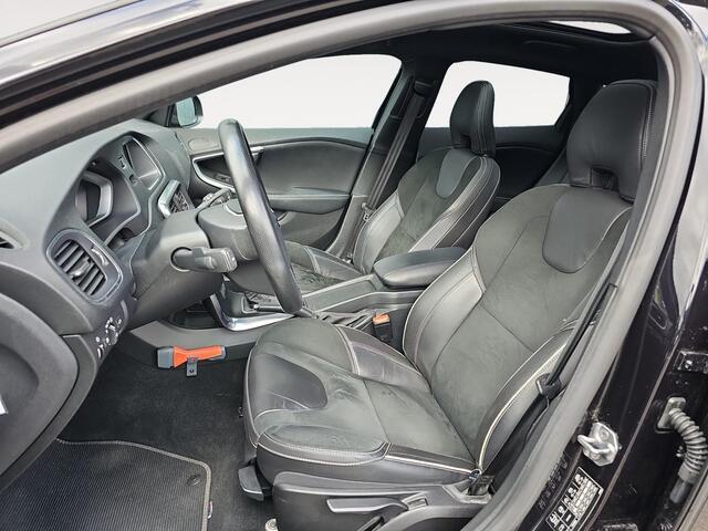 Volvo V40 1.5 T3 Polar+ Sport | Trekhaak | Harman/Kardon Audio | Achteruitrijcamera | Panoramadak |