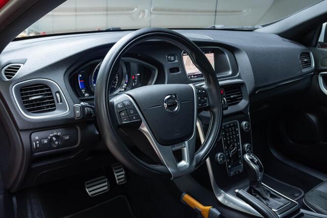 Volvo V40 T3 Automaat Polar+ Sport |Panoramadak|Premium Audio| DAB| Alarmklasse 3| Key less Entry| Park Assist voor en Achter| Parkeer Camera| Trekhaak| Verwarmbare Voorstoelen| Verwarmbare Voorruit.