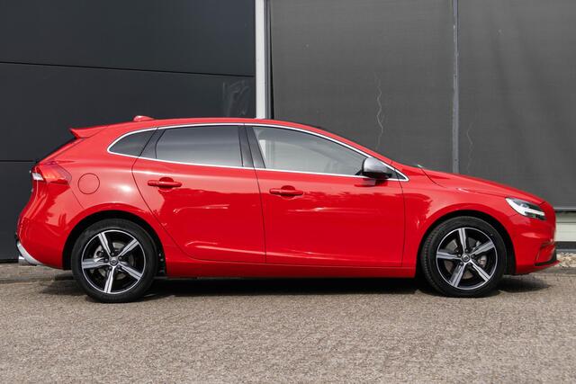Volvo V40 T3 Automaat Polar+ Sport |Panoramadak|Premium Audio| DAB| Alarmklasse 3| Key less Entry| Park Assist voor en Achter| Parkeer Camera| Trekhaak| Verwarmbare Voorstoelen| Verwarmbare Voorruit.