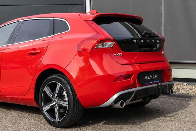 Volvo V40 T3 Automaat Polar+ Sport |Panoramadak|Premium Audio| DAB| Alarmklasse 3| Key less Entry| Park Assist voor en Achter| Parkeer Camera| Trekhaak| Verwarmbare Voorstoelen| Verwarmbare Voorruit.