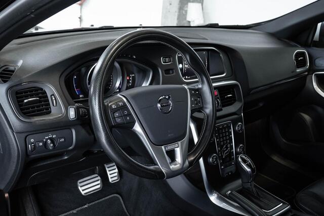 Volvo V40 T3 Automaat Polar+ Sport Panorama Dak | Verwarmbare Voorstoelen | R-Design Exterieur | Navigatiesysteem | Parkeersensoren | Keyless Entry | Electronic Climate Control | Achteruitrijcamera | Cruise Control | Getint Glas Achter