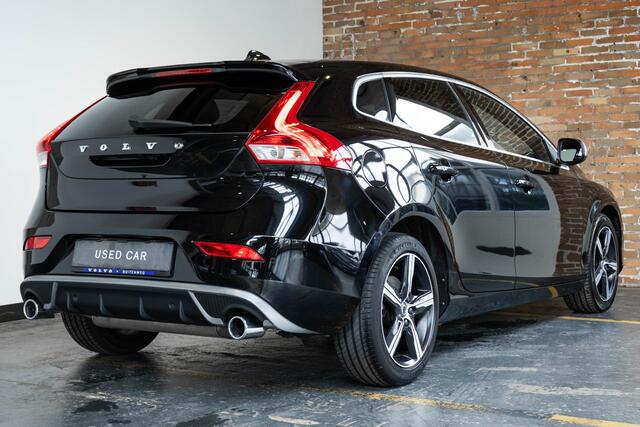 Volvo V40 T3 Automaat Polar+ Sport Panorama Dak | Verwarmbare Voorstoelen | R-Design Exterieur | Navigatiesysteem | Parkeersensoren | Keyless Entry | Electronic Climate Control | Achteruitrijcamera | Cruise Control | Getint Glas Achter