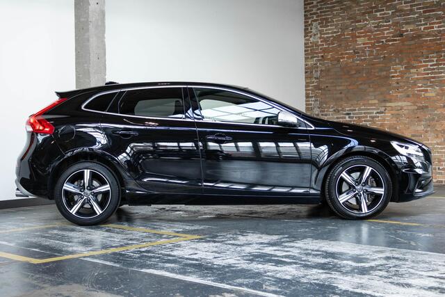 Volvo V40 T3 Automaat Polar+ Sport Panorama Dak | Verwarmbare Voorstoelen | R-Design Exterieur | Navigatiesysteem | Parkeersensoren | Keyless Entry | Electronic Climate Control | Achteruitrijcamera | Cruise Control | Getint Glas Achter