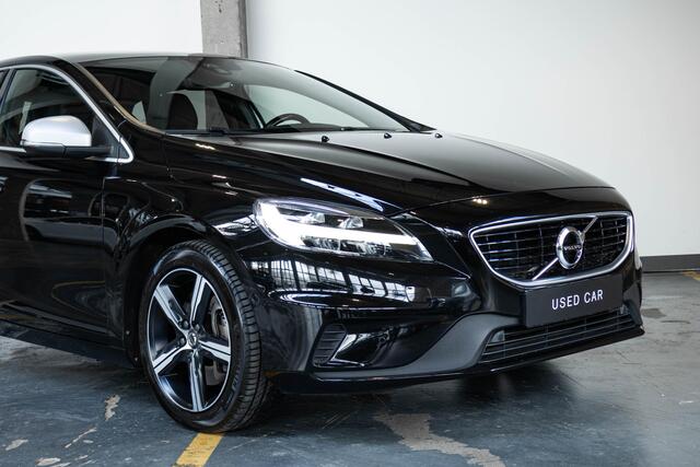 Volvo V40 T3 Automaat Polar+ Sport Panorama Dak | Verwarmbare Voorstoelen | R-Design Exterieur | Navigatiesysteem | Parkeersensoren | Keyless Entry | Electronic Climate Control | Achteruitrijcamera | Cruise Control | Getint Glas Achter