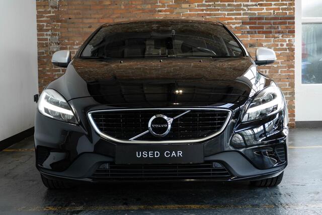 Volvo V40 T3 Automaat Polar+ Sport Panorama Dak | Verwarmbare Voorstoelen | R-Design Exterieur | Navigatiesysteem | Parkeersensoren | Keyless Entry | Electronic Climate Control | Achteruitrijcamera | Cruise Control | Getint Glas Achter