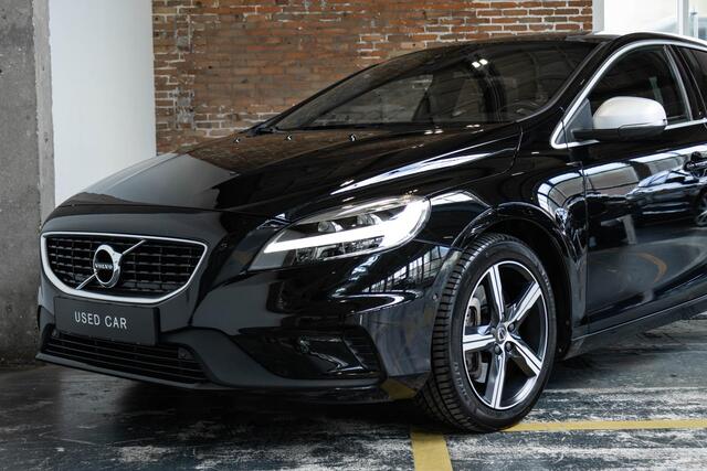 Volvo V40 T3 Automaat Polar+ Sport Panorama Dak | Verwarmbare Voorstoelen | R-Design Exterieur | Navigatiesysteem | Parkeersensoren | Keyless Entry | Electronic Climate Control | Achteruitrijcamera | Cruise Control | Getint Glas Achter
