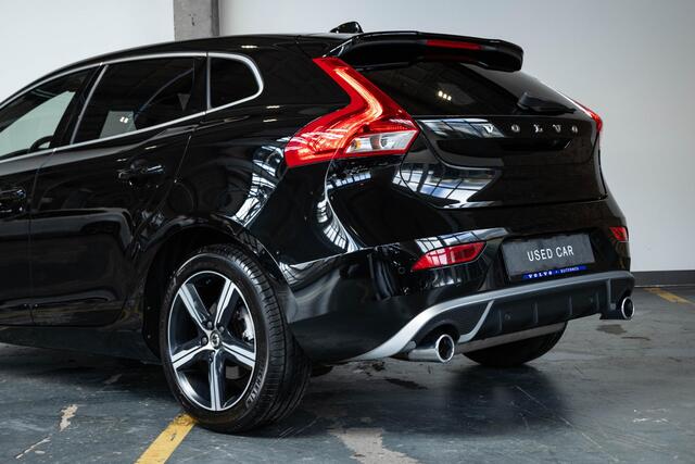 Volvo V40 T3 Automaat Polar+ Sport Panorama Dak | Verwarmbare Voorstoelen | R-Design Exterieur | Navigatiesysteem | Parkeersensoren | Keyless Entry | Electronic Climate Control | Achteruitrijcamera | Cruise Control | Getint Glas Achter
