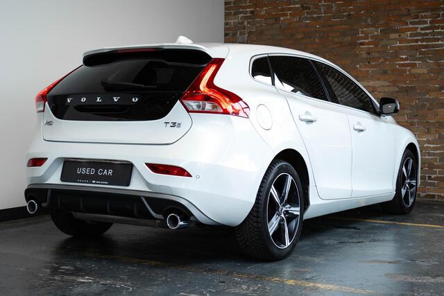 Volvo V40 T3 automaat Polar+ Sport | Panoramadak | Premium Audio | DAB | Parkeer Camera | Park Assist voor en achter | Alarmklasse 3 | Keyless entry