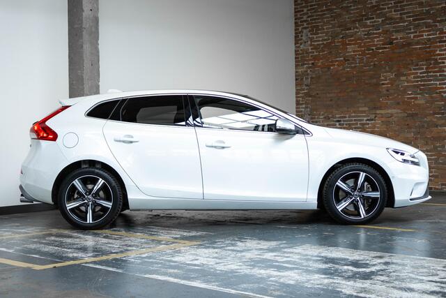 Volvo V40 T3 automaat Polar+ Sport | Panoramadak | Premium Audio | DAB | Parkeer Camera | Park Assist voor en achter | Alarmklasse 3 | Keyless entry