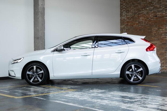 Volvo V40 T3 automaat Polar+ Sport | Panoramadak | Premium Audio | DAB | Parkeer Camera | Park Assist voor en achter | Alarmklasse 3 | Keyless entry
