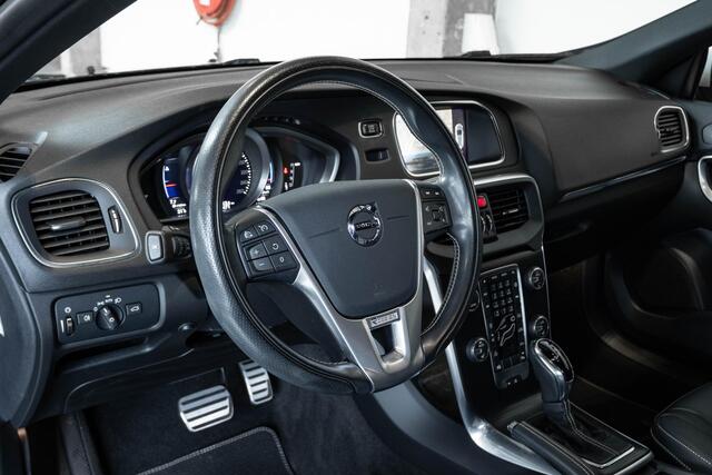 Volvo V40 T3 Automaat Polar+ Sport | Panoramadak | Harman Kardon Premium audio | Lederen bekleding | Parkeersensoren voor + achter | Parkeerverwarming | Parkeercamera | Navigatie | Stoelverwarming |