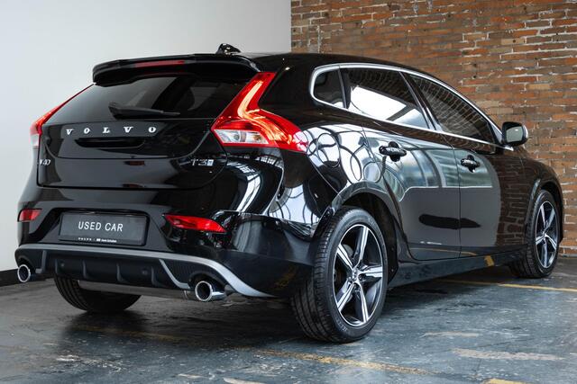 Volvo V40 T3 Automaat Polar+ Sport | Panoramadak | Harman Kardon Premium audio | Lederen bekleding | Parkeersensoren voor + achter | Parkeerverwarming | Parkeercamera | Navigatie | Stoelverwarming |