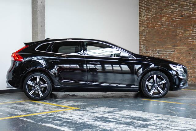 Volvo V40 T3 Automaat Polar+ Sport | Panoramadak | Harman Kardon Premium audio | Lederen bekleding | Parkeersensoren voor + achter | Parkeerverwarming | Parkeercamera | Navigatie | Stoelverwarming |