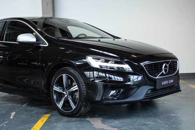 Volvo V40 T3 Automaat Polar+ Sport | Panoramadak | Harman Kardon Premium audio | Lederen bekleding | Parkeersensoren voor + achter | Parkeerverwarming | Parkeercamera | Navigatie | Stoelverwarming |