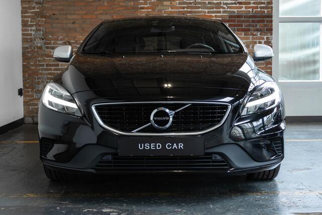 Volvo V40 T3 Automaat Polar+ Sport | Panoramadak | Harman Kardon Premium audio | Lederen bekleding | Parkeersensoren voor + achter | Parkeerverwarming | Parkeercamera | Navigatie | Stoelverwarming |