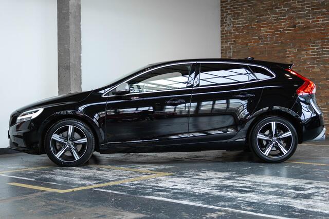 Volvo V40 T3 Automaat Polar+ Sport | Panoramadak | Harman Kardon Premium audio | Lederen bekleding | Parkeersensoren voor + achter | Parkeerverwarming | Parkeercamera | Navigatie | Stoelverwarming |