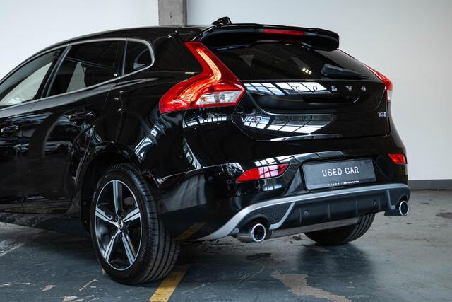 Volvo V40 T3 Automaat Polar+ Sport | Panoramadak | Harman Kardon Premium audio | Lederen bekleding | Parkeersensoren voor + achter | Parkeerverwarming | Parkeercamera | Navigatie | Stoelverwarming |
