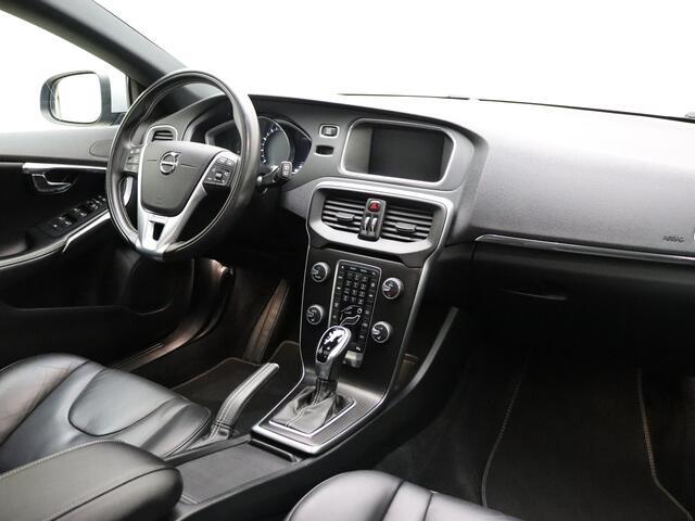 Volvo V40 T4 190pk Automaat Business Sport / Lederen bekleding / Trekhaak / Stoelverwarming / Panorama dak / 17'' Velgen / Navigatie / Bluetooth /