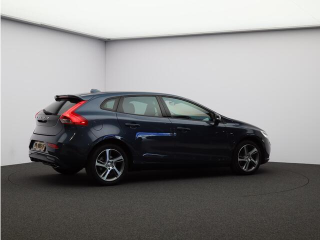 Volvo V40 2.0 T3 Nordic+ / Standkachel / DAB+ / 17" / Stoel+voorruitverwarming / Parkeercamera