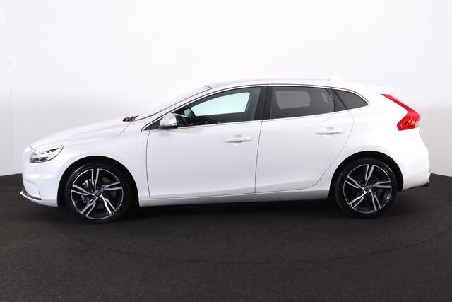 Volvo V40 T5 R-Design - Adaptive Cruise Control - BLIS dodehoekassistentie - Schakelflippers - Panoramadak - Parkeersensoren voor & achter - Parkeercamera achter - Trekhaak - 18' LMV - LED verlichting - Verwarmbare voorstoelen - Geting glas v.a. de B-stijl - City S