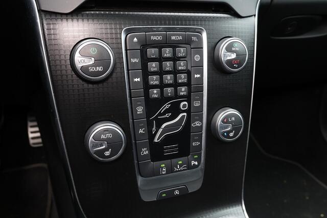 Volvo V40 T5 R-Design - Adaptive Cruise Control - BLIS dodehoekassistentie - Schakelflippers - Panoramadak - Parkeersensoren voor & achter - Parkeercamera achter - Trekhaak - 18' LMV - LED verlichting - Verwarmbare voorstoelen - Geting glas v.a. de B-stijl - City S
