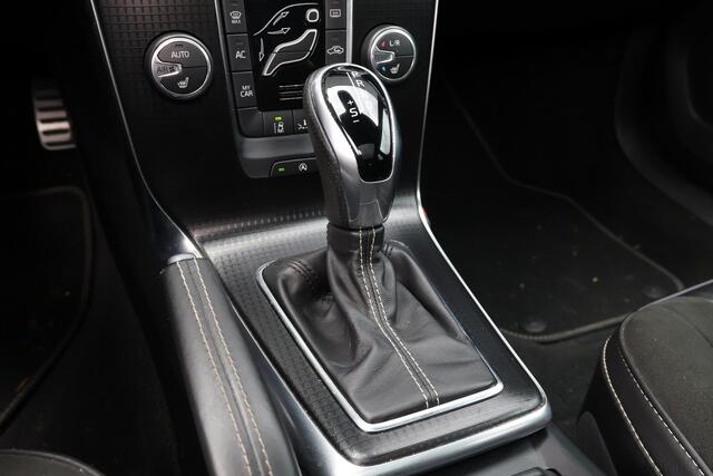 Volvo V40 T5 R-Design - Adaptive Cruise Control - BLIS dodehoekassistentie - Schakelflippers - Panoramadak - Parkeersensoren voor & achter - Parkeercamera achter - Trekhaak - 18' LMV - LED verlichting - Verwarmbare voorstoelen - Geting glas v.a. de B-stijl - City S