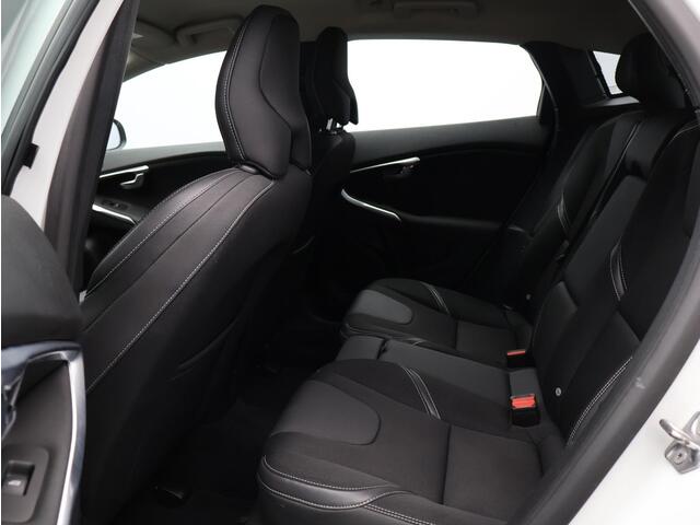 Volvo V40 1.5 T2 Polar+ / Trekhaak / Verwarmde Stoelen / Cruise Control / Parkeersensoren Achter / Navigatie /
