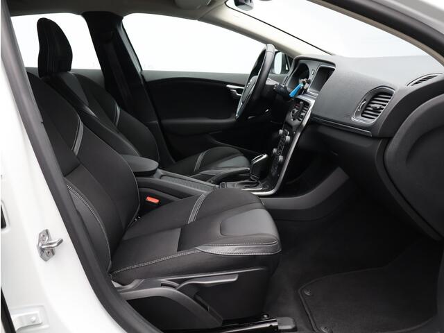 Volvo V40 1.5 T2 Polar+ / Trekhaak / Verwarmde Stoelen / Cruise Control / Parkeersensoren Achter / Navigatie /