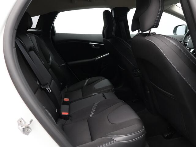 Volvo V40 1.5 T2 Polar+ / Trekhaak / Verwarmde Stoelen / Cruise Control / Parkeersensoren Achter / Navigatie /