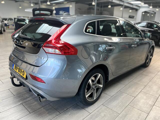 Volvo V40 190PK T4 Business Sport | Trekhaak | Stoelverwarming voor | R-Design | Park. Sens. Achter| Navi | Climate |