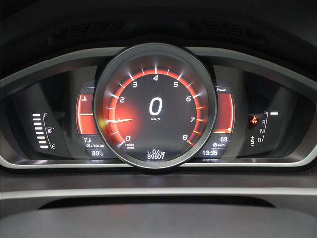 Volvo V40 T3 Polar+ Sport R-Design / Pan. dak / Harman Kardon / Park assist v+a / Stoelverwarming